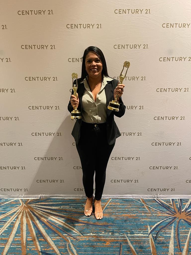 Siria Herrera with her Centurion Award as a top agent in Costa Rica